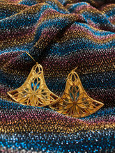 Charger l'image dans la galerie, BOUCLES D'OREILLES LOTUS RÉVERSIBLES - Plaqué or 18 carats