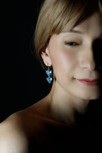 Charger l'image dans la galerie, BOUCLES D'OREILLES PENDANTES EN CRISTAL - Bleu aqua
